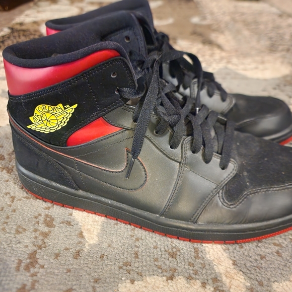 Nike Air Jordan black and red with yellow insignia - Picture 2 of 11